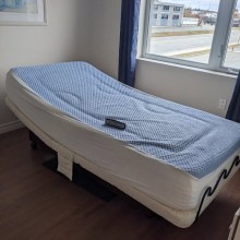 Lit &eacute;lectrique et matelas (simple). T&eacute;l&eacute;commande sans fil